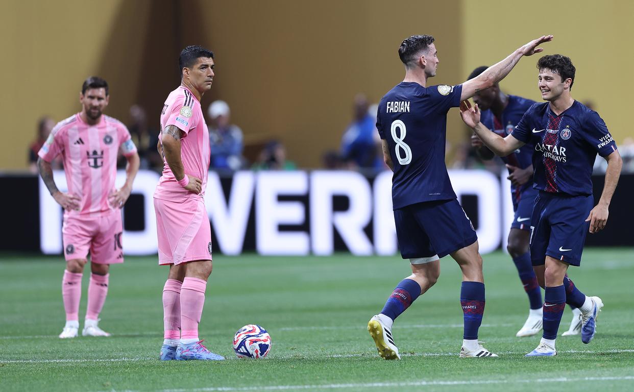 开云平台-巴黎圣日耳曼训练开放日，赛前再遭质疑引欢呼，法国杯在即，临场指挥获称赞(巴黎圣日耳曼vs里昂完整回放)